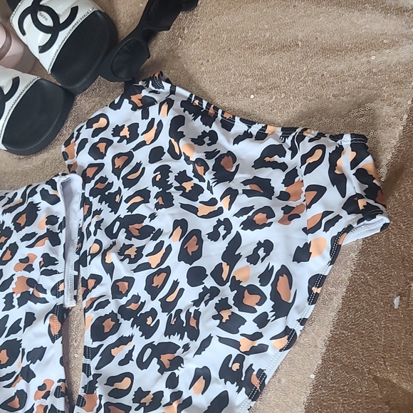 - Leopard 2 piece - Picture 7 of 8